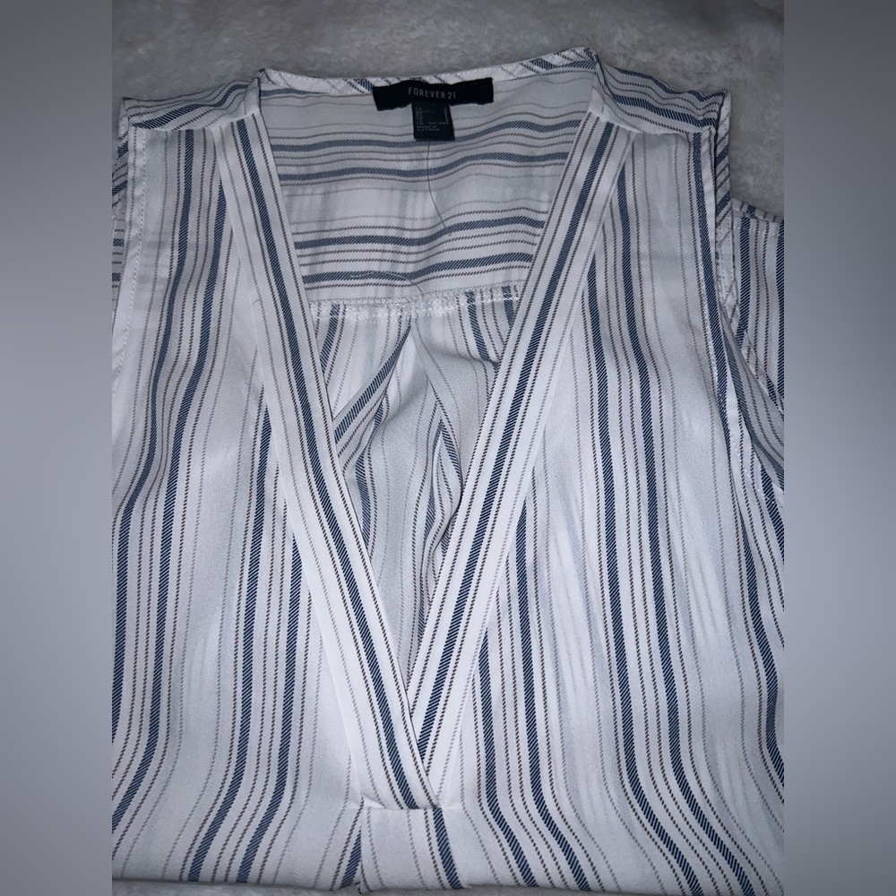 4/$10 Bundle Sale: NWOT Forever 21 Sheer V-Neck No Sleeve Top - Picture 4 of 4
